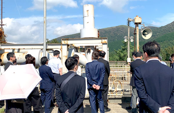 写真：八丁原発電所見学の様子