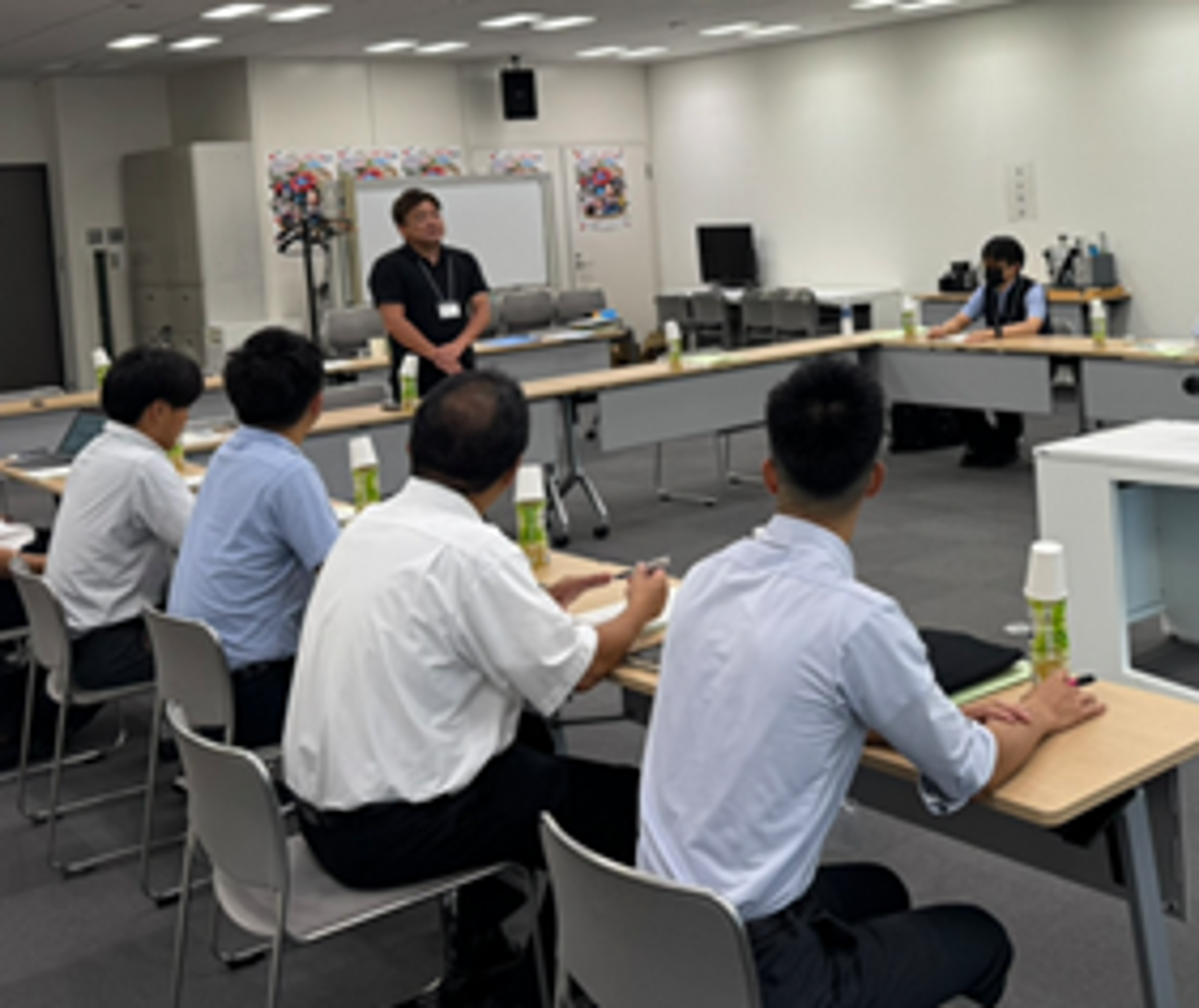 画像：教職員向け研修・施設見学会の様子